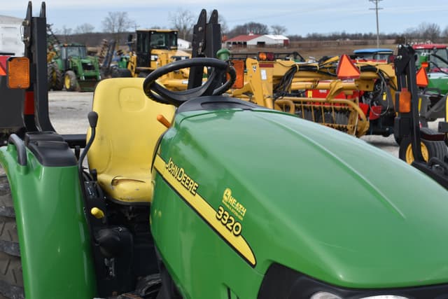 Image of John Deere 3320 equipment image 4