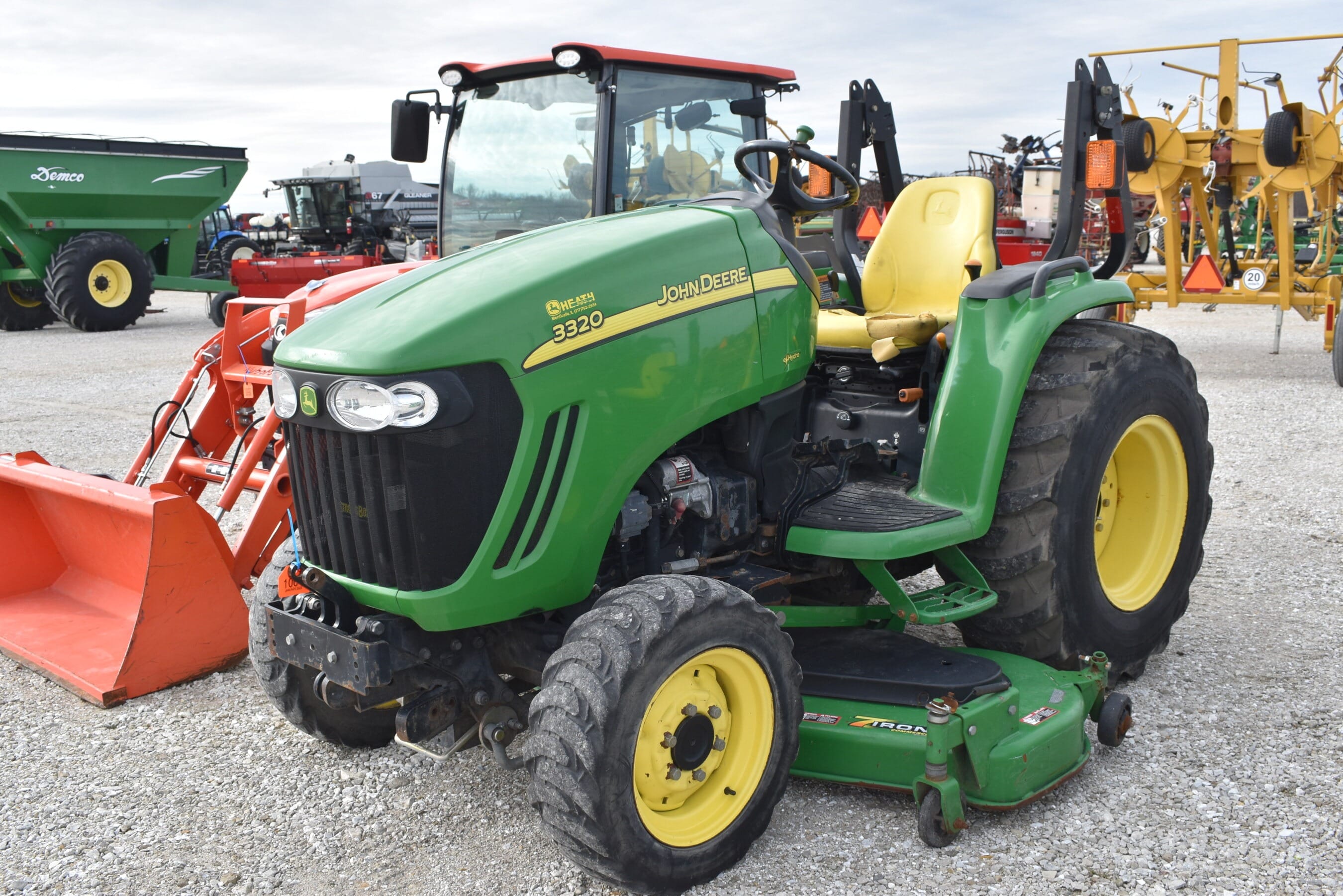 John Deere 3320 Equipment Image0