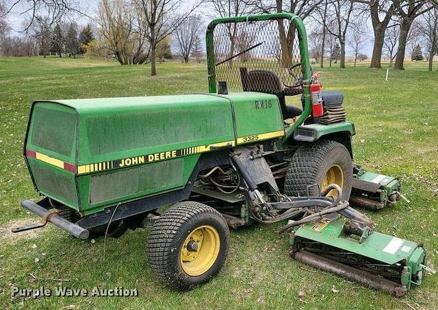 Image of John Deere 3325 equipment image 4