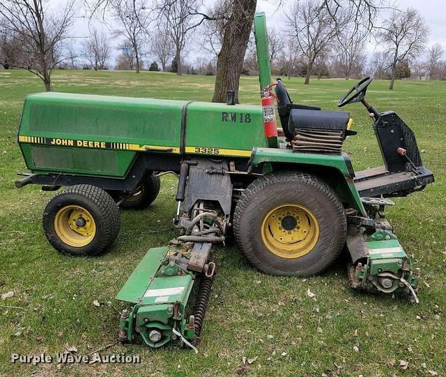 Image of John Deere 3325 equipment image 3