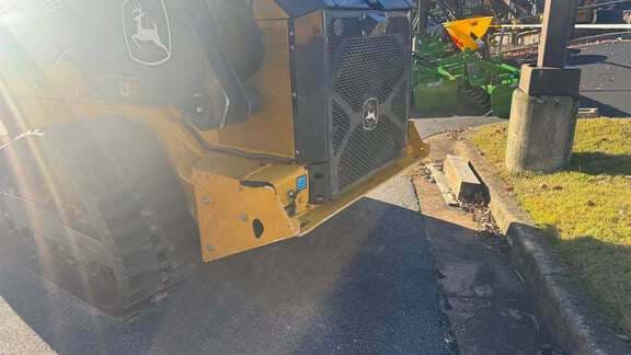 Image of John Deere 333P equipment image 4