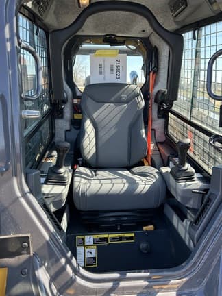 Image of John Deere 333P equipment image 4