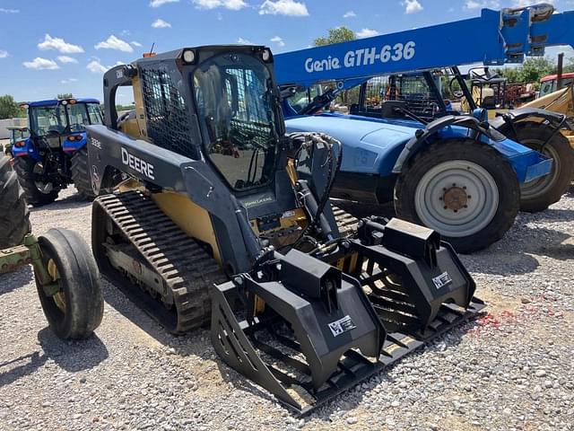 Image of John Deere 333E equipment image 1