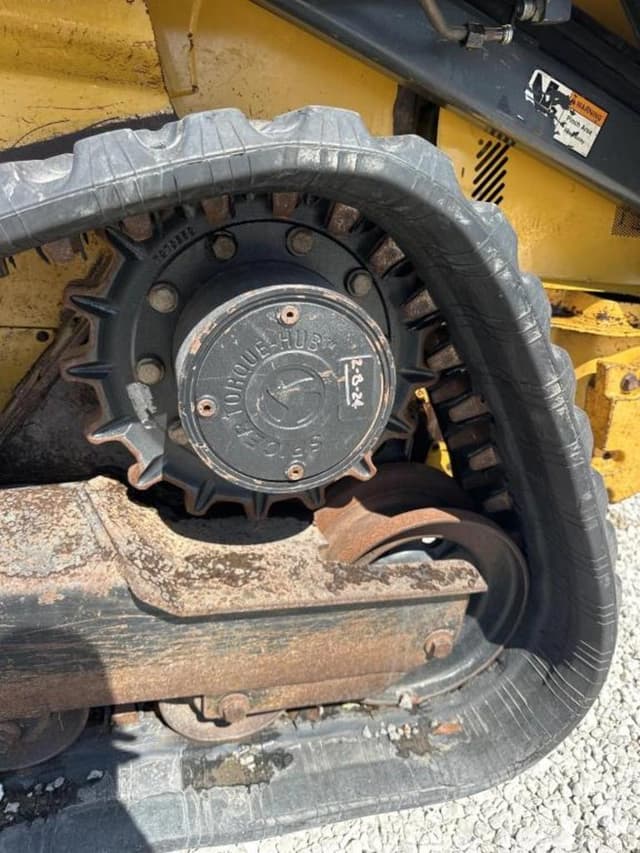 Image of John Deere 333E equipment image 2