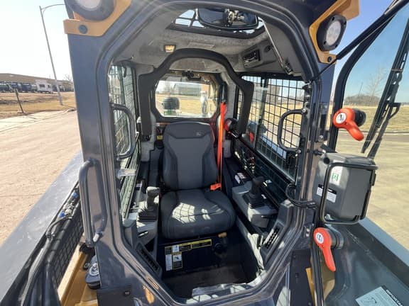 Image of John Deere 334P equipment image 1