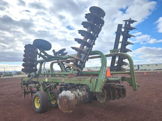 Image of John Deere 335 equipment image 4