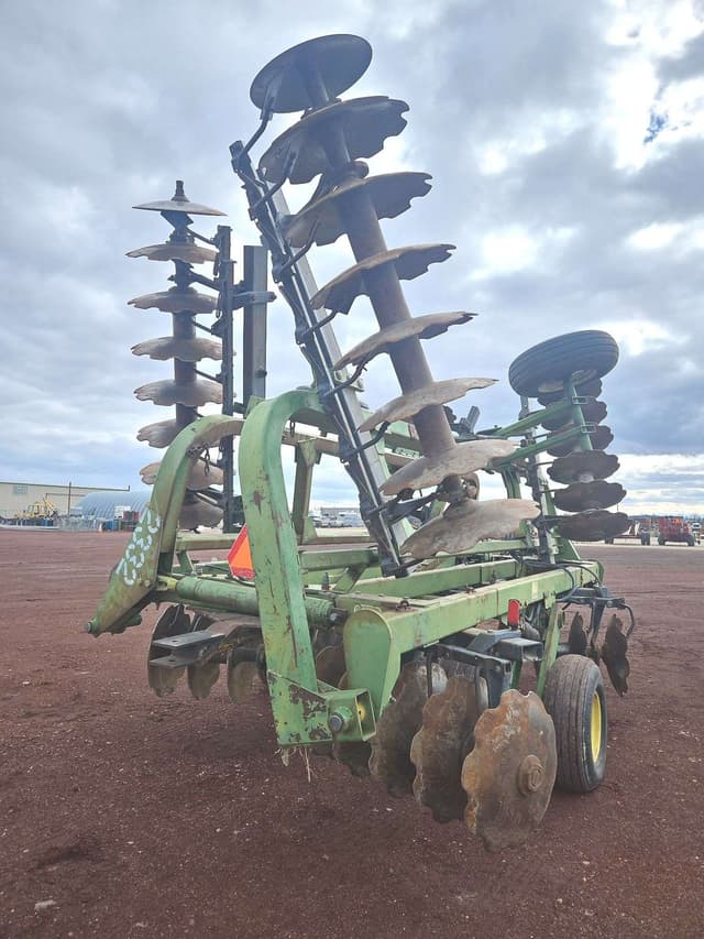 Image of John Deere 335 equipment image 1