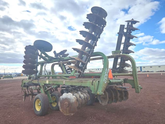 Image of John Deere 335 equipment image 3