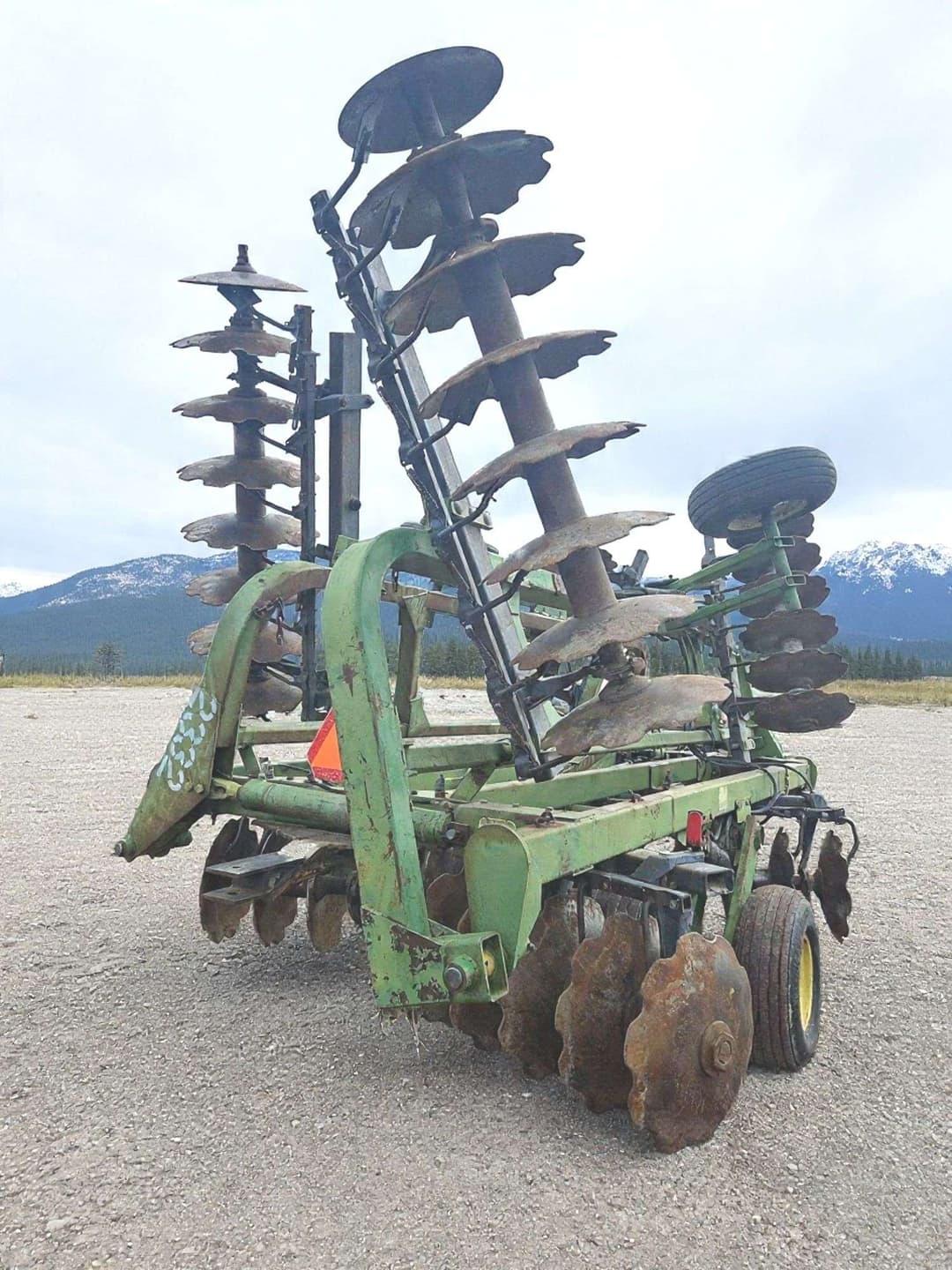 Image of John Deere 335 Primary image