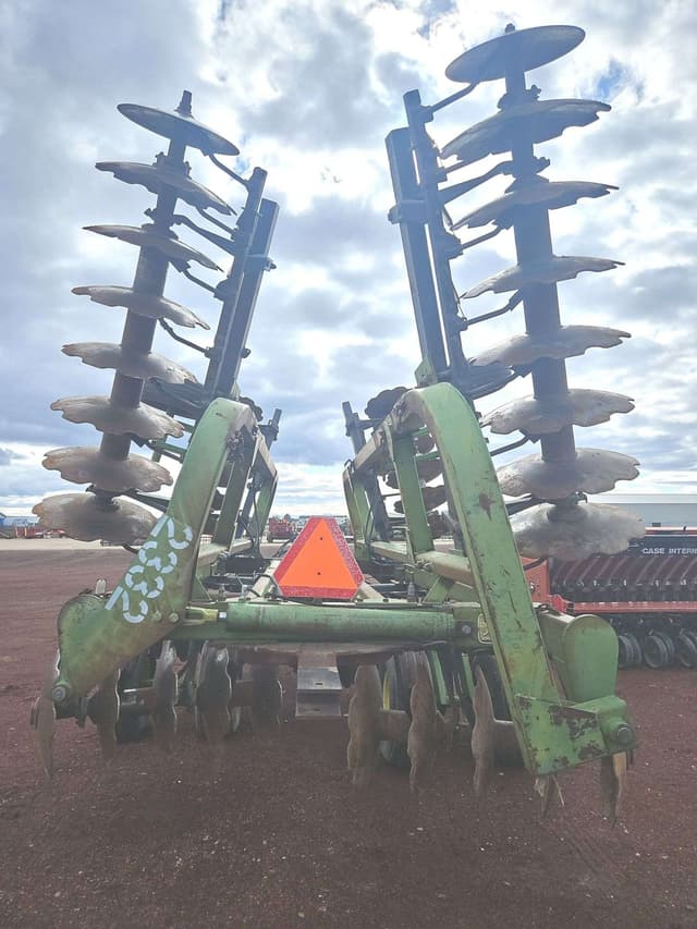 Image of John Deere 335 equipment image 2