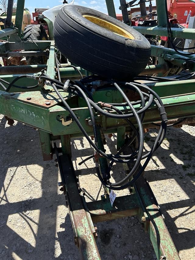 Image of John Deere 335 equipment image 1