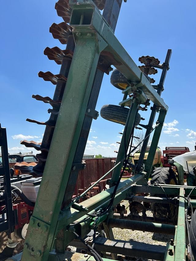 Image of John Deere 335 equipment image 2