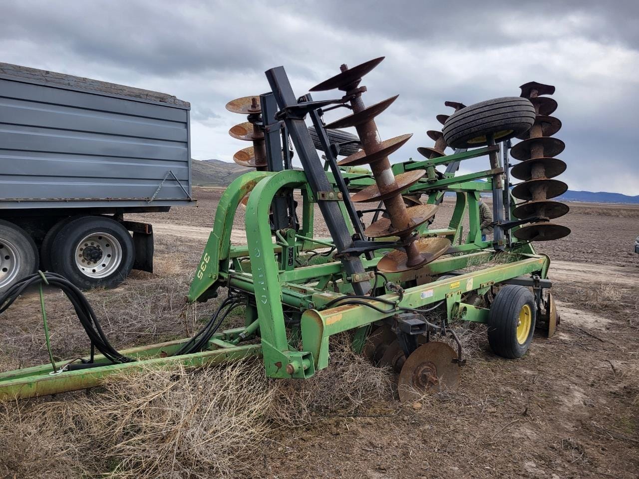 John Deere 335 Equipment Image0