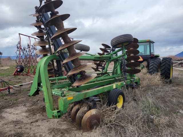 Image of John Deere 335 equipment image 1