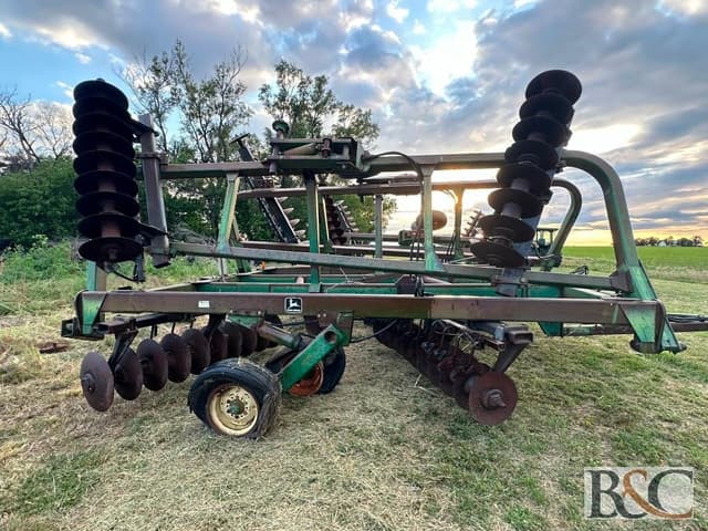 Image of John Deere 335 equipment image 4