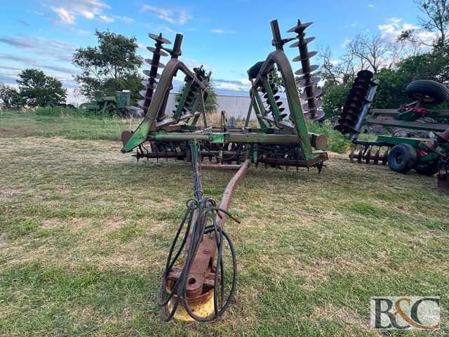 Image of John Deere 335 equipment image 1