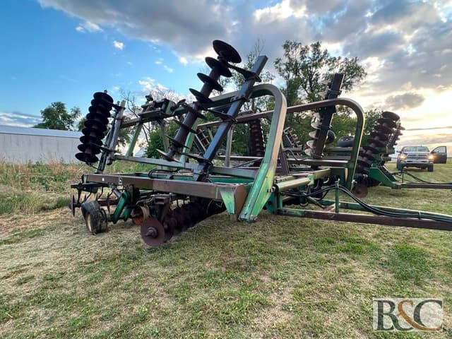 Image of John Deere 335 equipment image 3