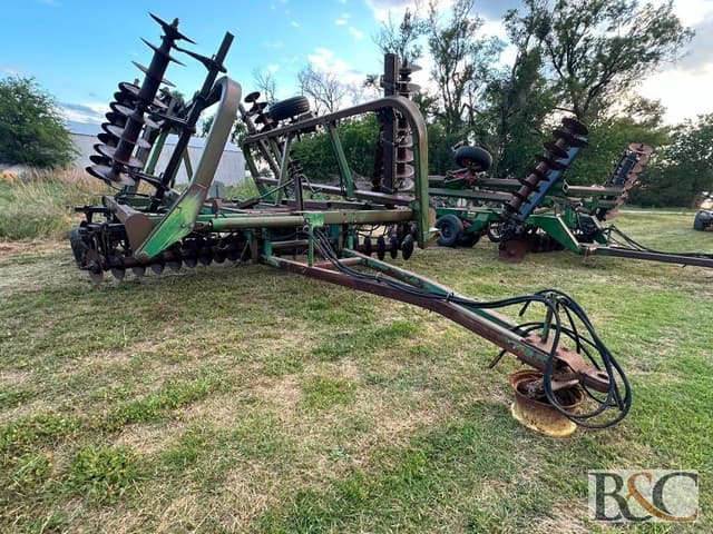 Image of John Deere 335 equipment image 2