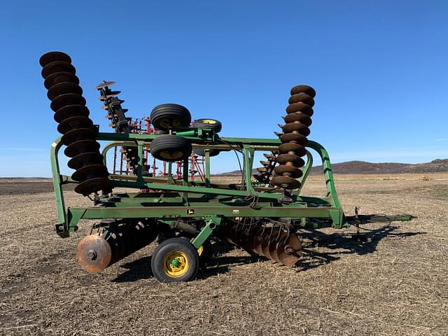 Image of John Deere 335 equipment image 1