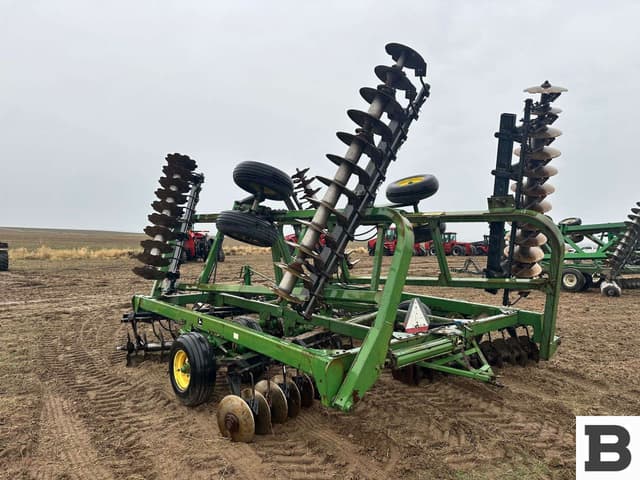 Image of John Deere 335 equipment image 4