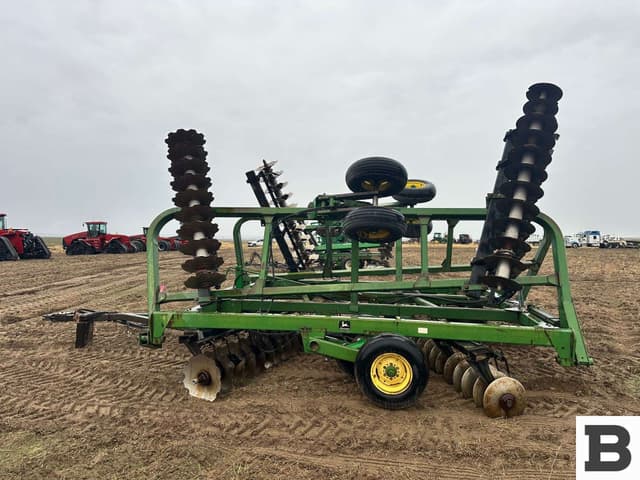 Image of John Deere 335 equipment image 3