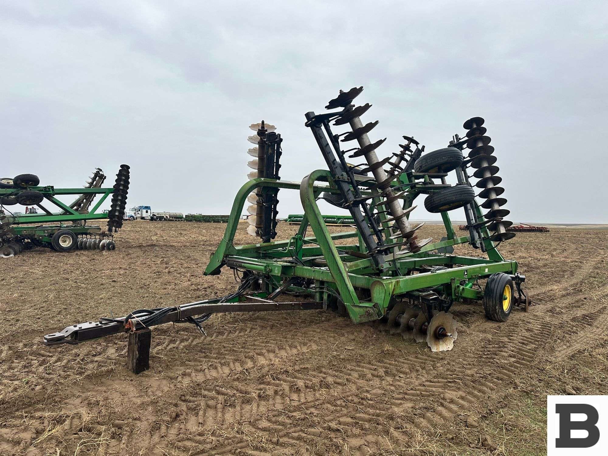 John Deere 335 Equipment Image0