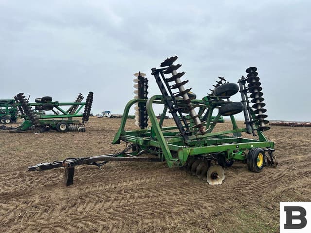 Image of John Deere 335 equipment image 2