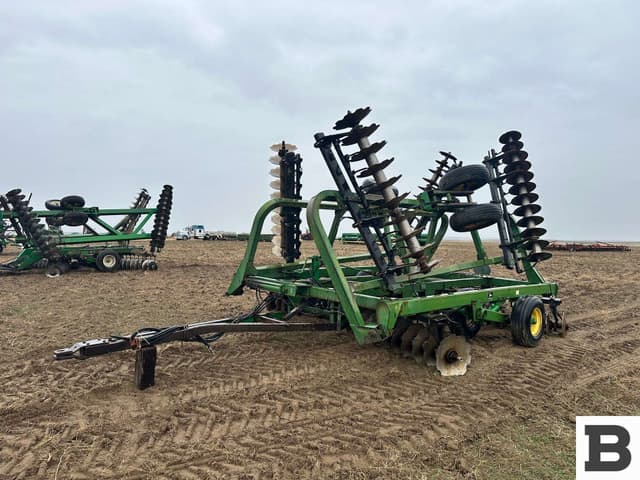 Image of John Deere 335 equipment image 1