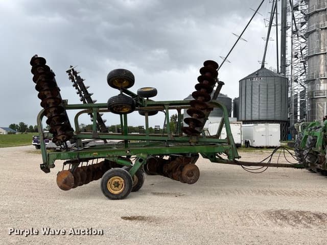 Image of John Deere 335 equipment image 2