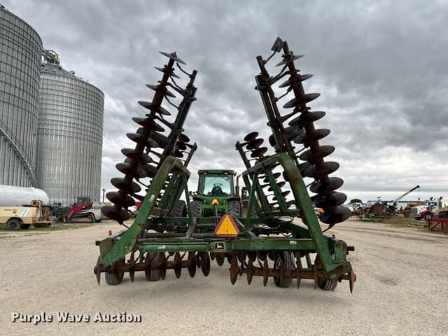 Image of John Deere 335 equipment image 4