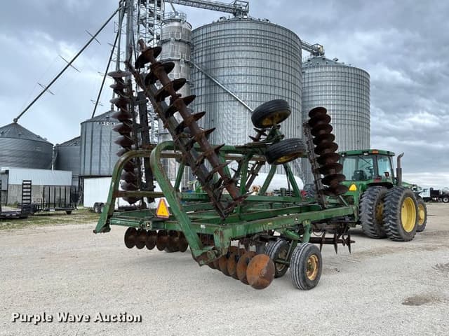 Image of John Deere 335 equipment image 3