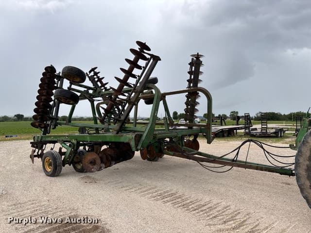 Image of John Deere 335 equipment image 1