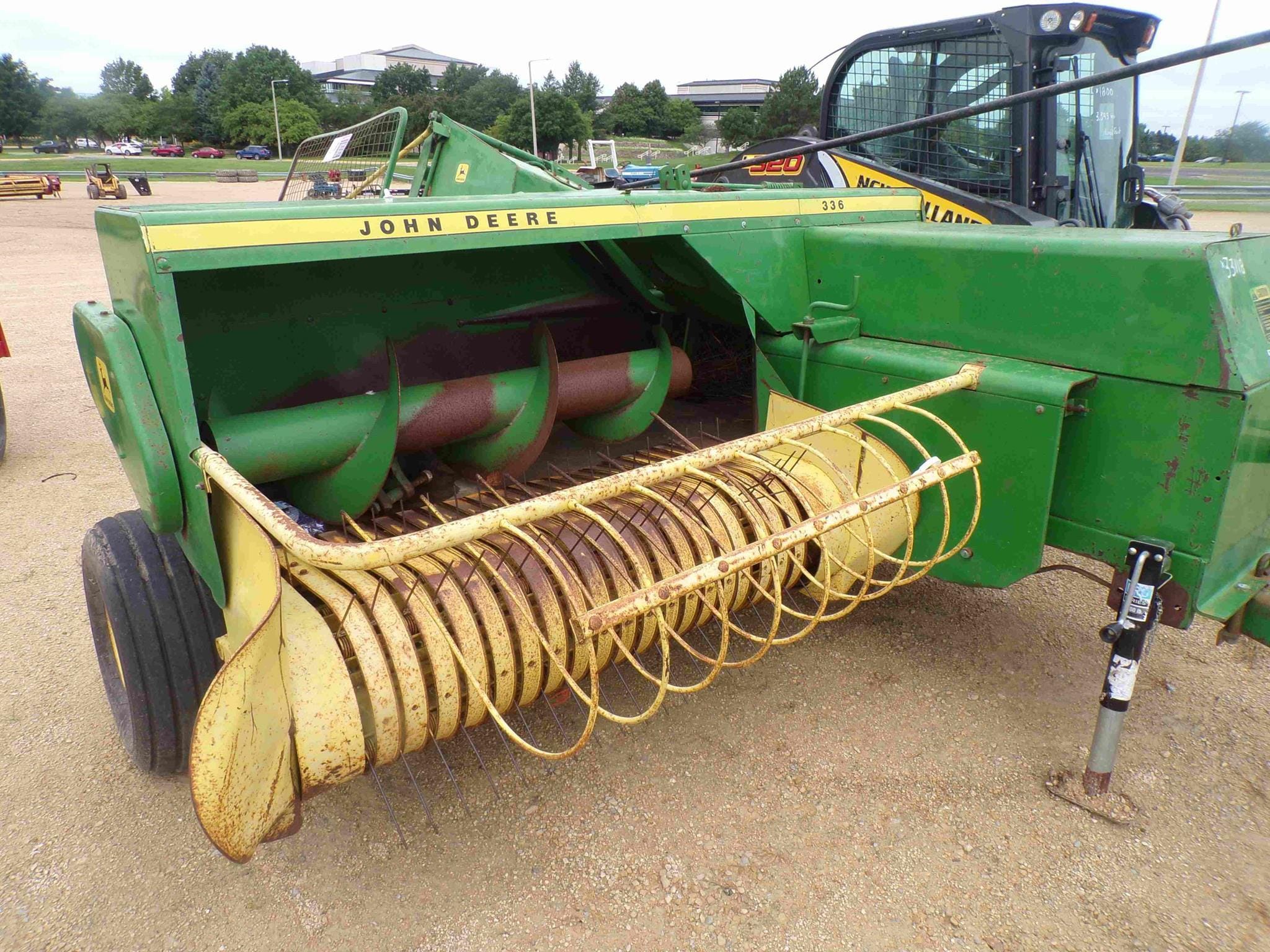 John Deere 336 Equipment Image0