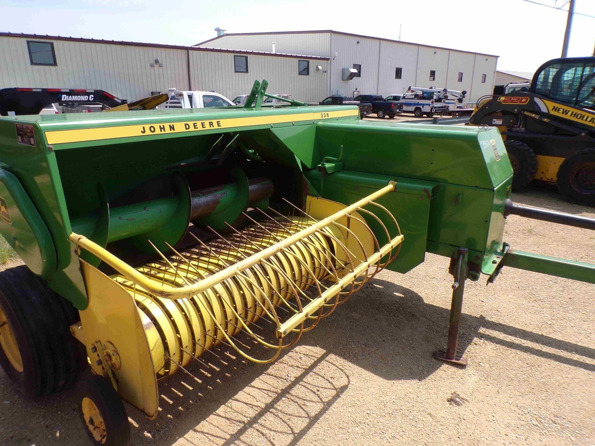 John Deere 336 Equipment Image0