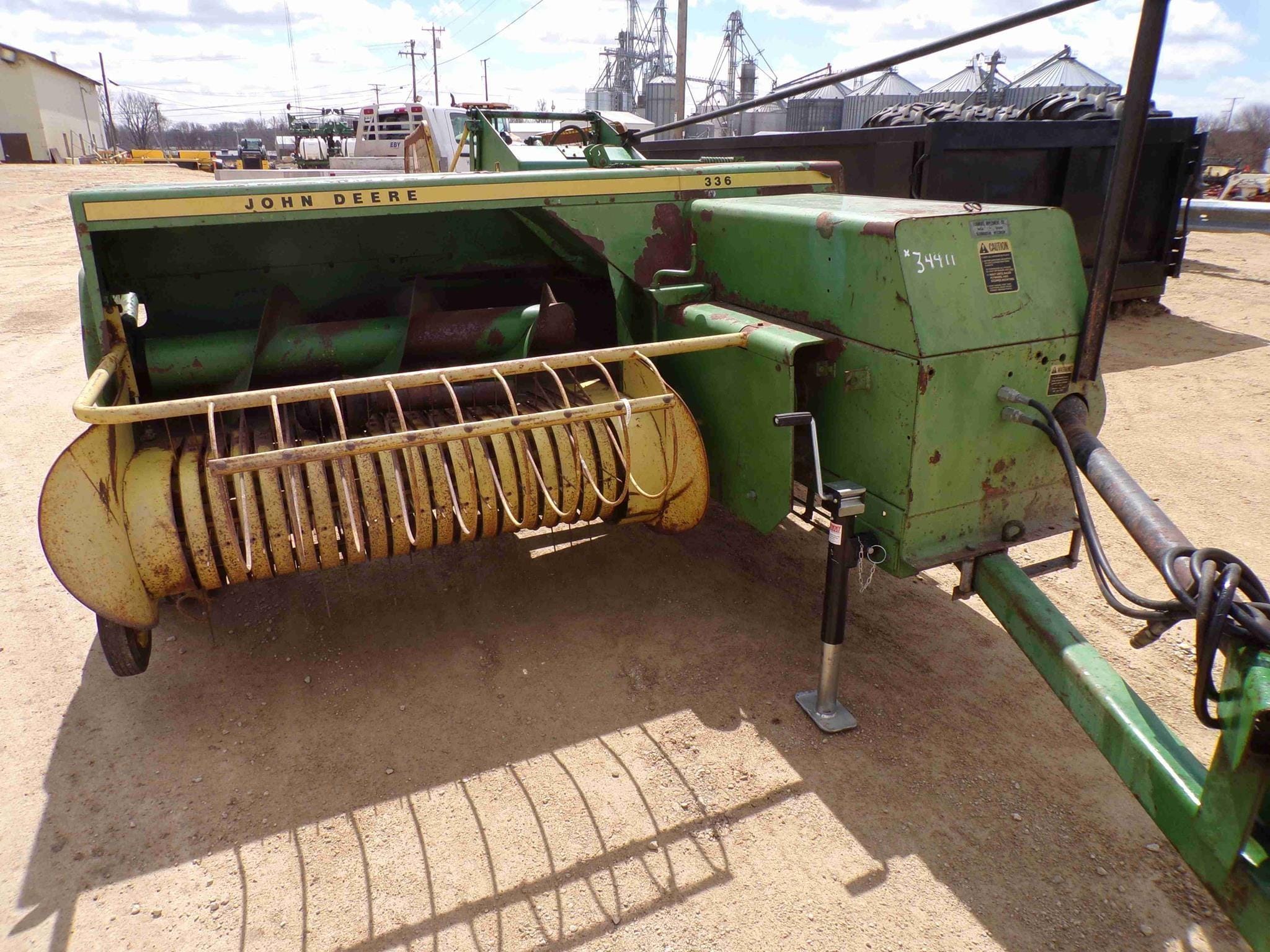 John Deere 336 Equipment Image0