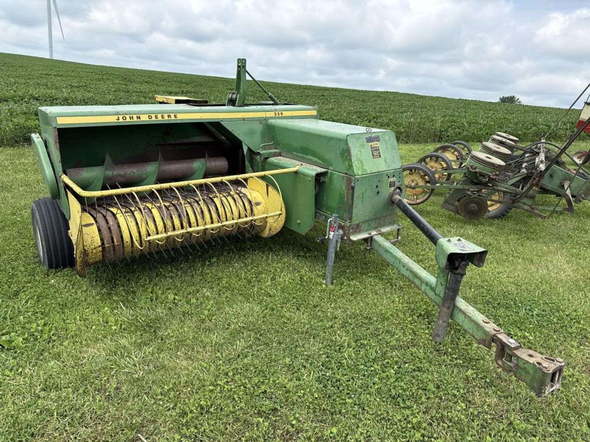 John Deere 336 Equipment Image0