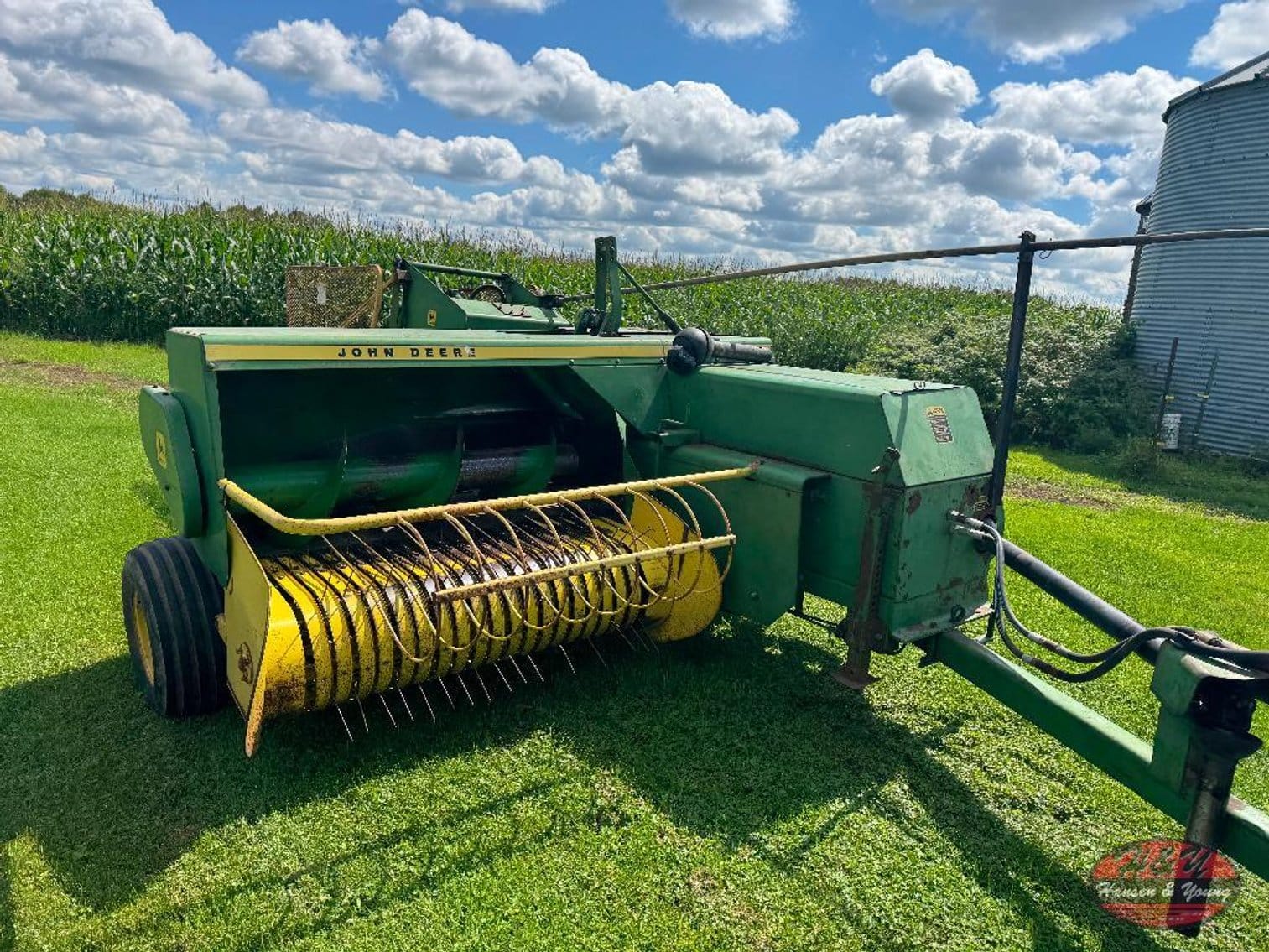 John Deere 336 Equipment Image0