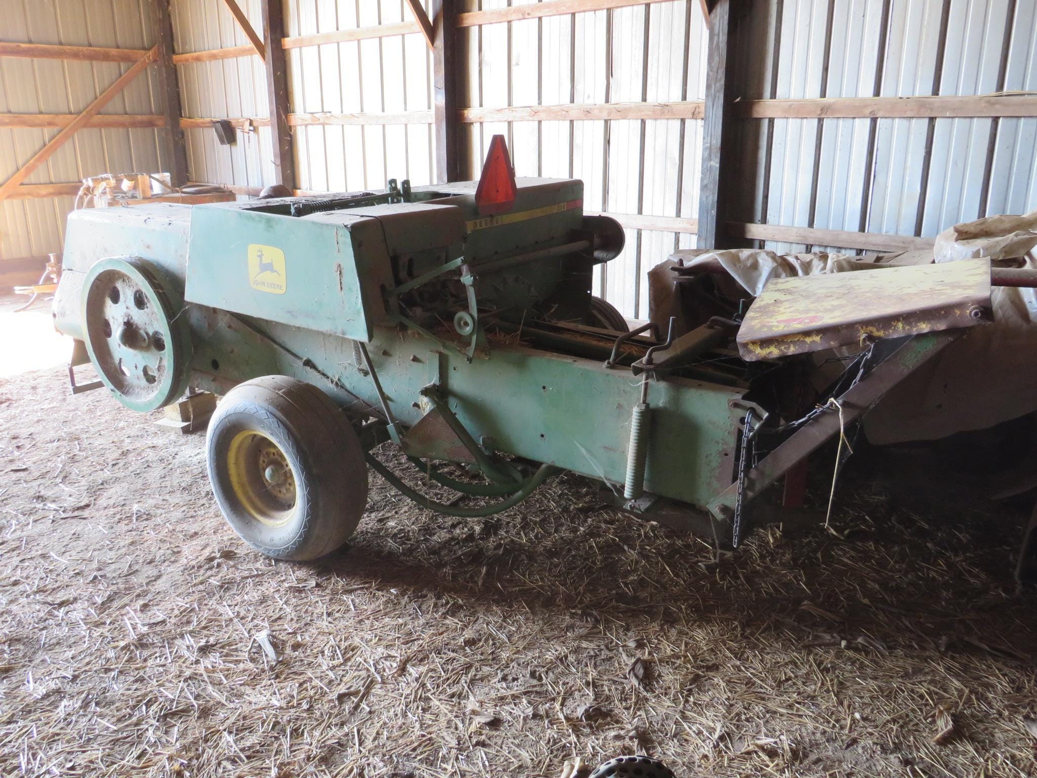 John Deere 336 Equipment Image0