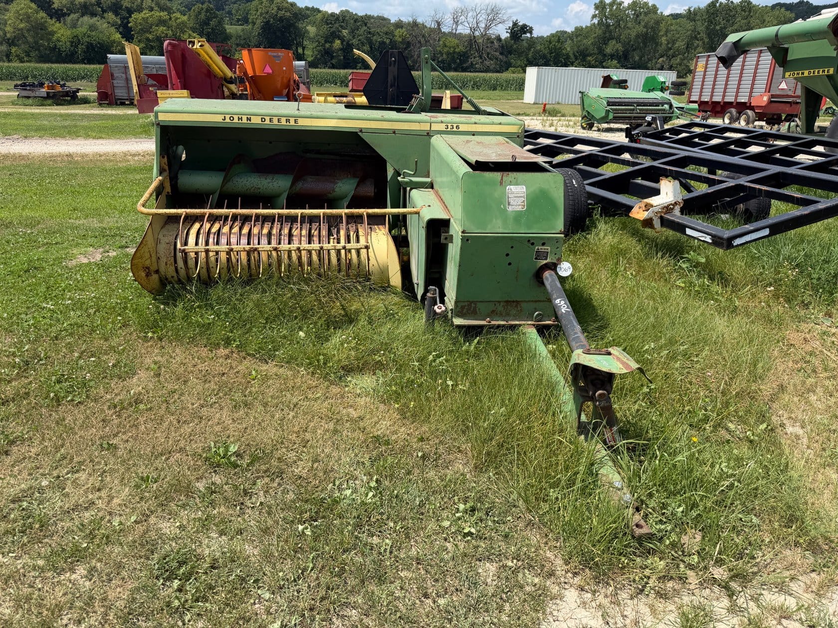 John Deere 336 Equipment Image0