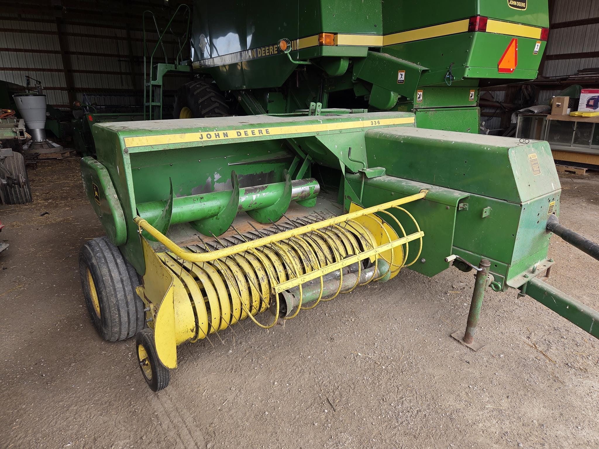 John Deere 336 Equipment Image0