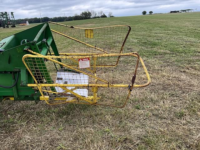 Image of John Deere 336 equipment image 4