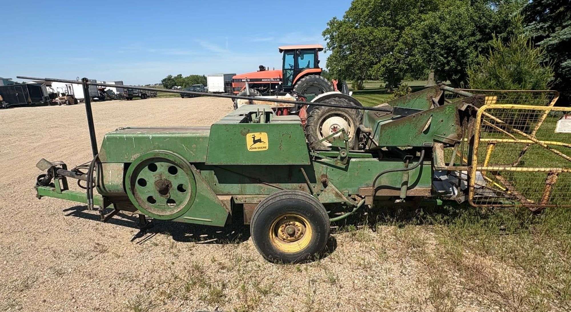 John Deere 336 Equipment Image0