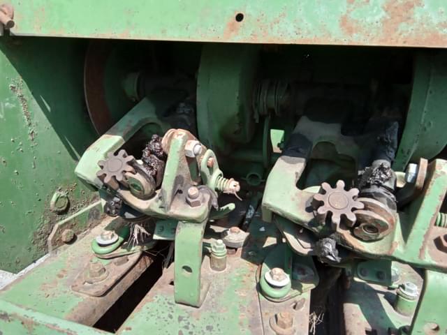 Image of John Deere 336 equipment image 4