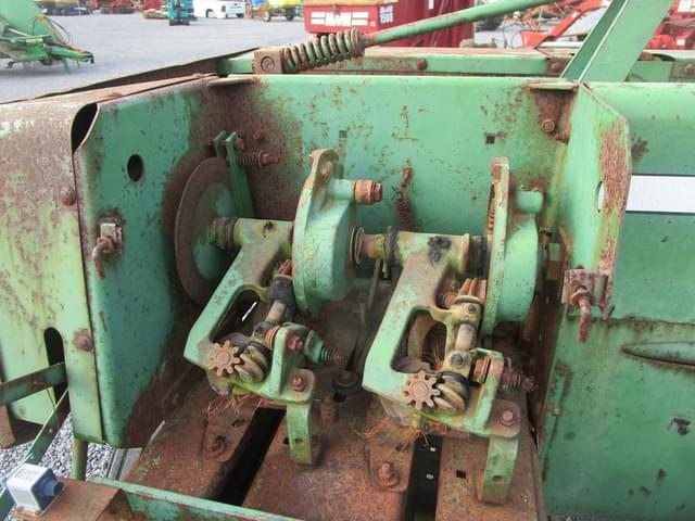 Image of John Deere 336 equipment image 4