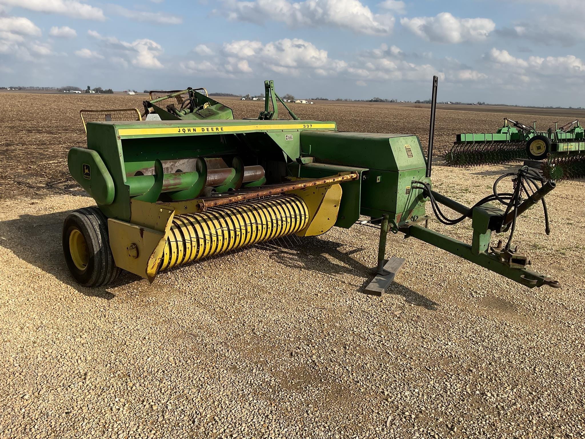 John Deere 337 Equipment Image0