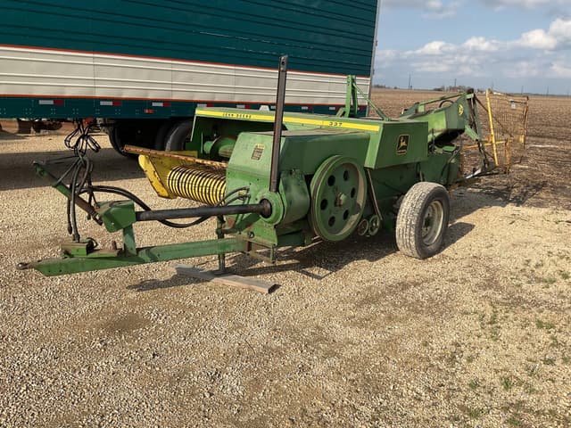 Image of John Deere 337 equipment image 1