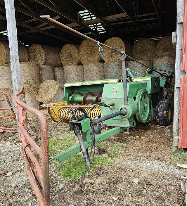 Image of John Deere 337 equipment image 1