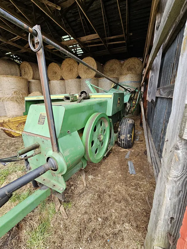 Image of John Deere 337 equipment image 2