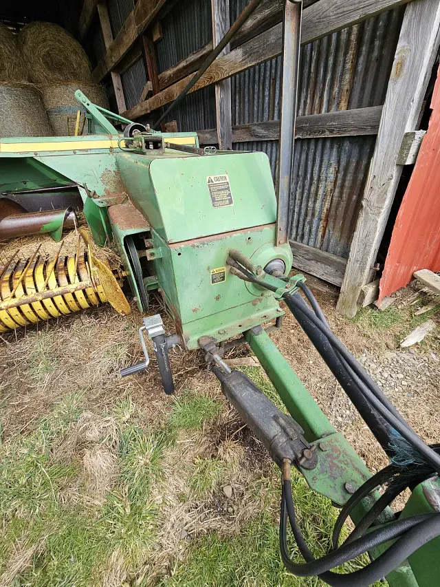 Image of John Deere 337 equipment image 3