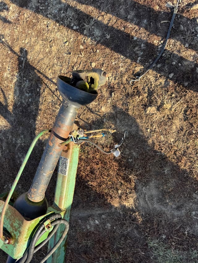 Image of John Deere 337 equipment image 2